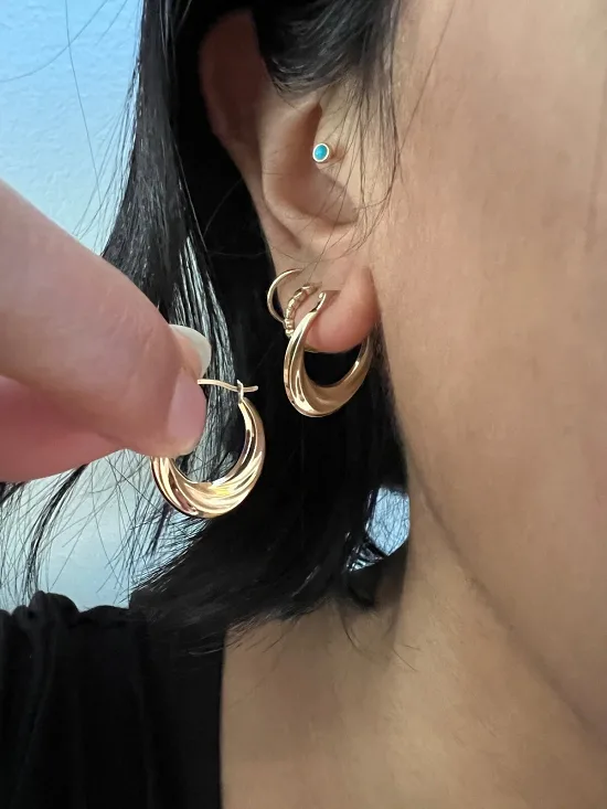 14K Yellow Gold Twist Hoop Earrings - Small Oval 3/4 Inch Swirl Hoops