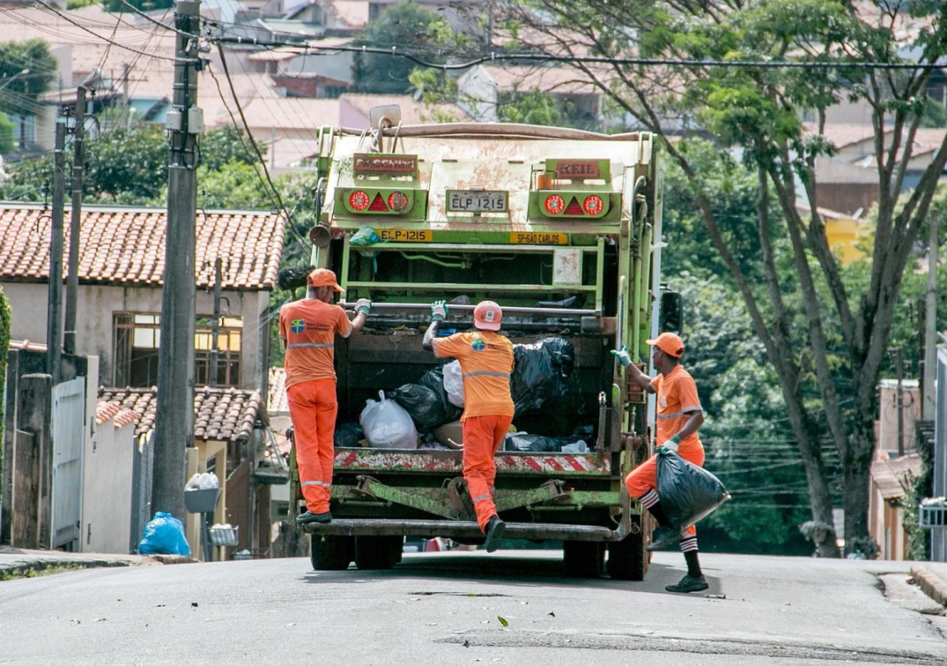Dumpster Rentals vs. Bulk Trash Pickup: What Works Best for Your Project?