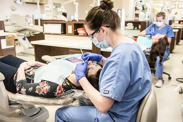 How To Manage Dental Health By The Help Of Dental Specialists
