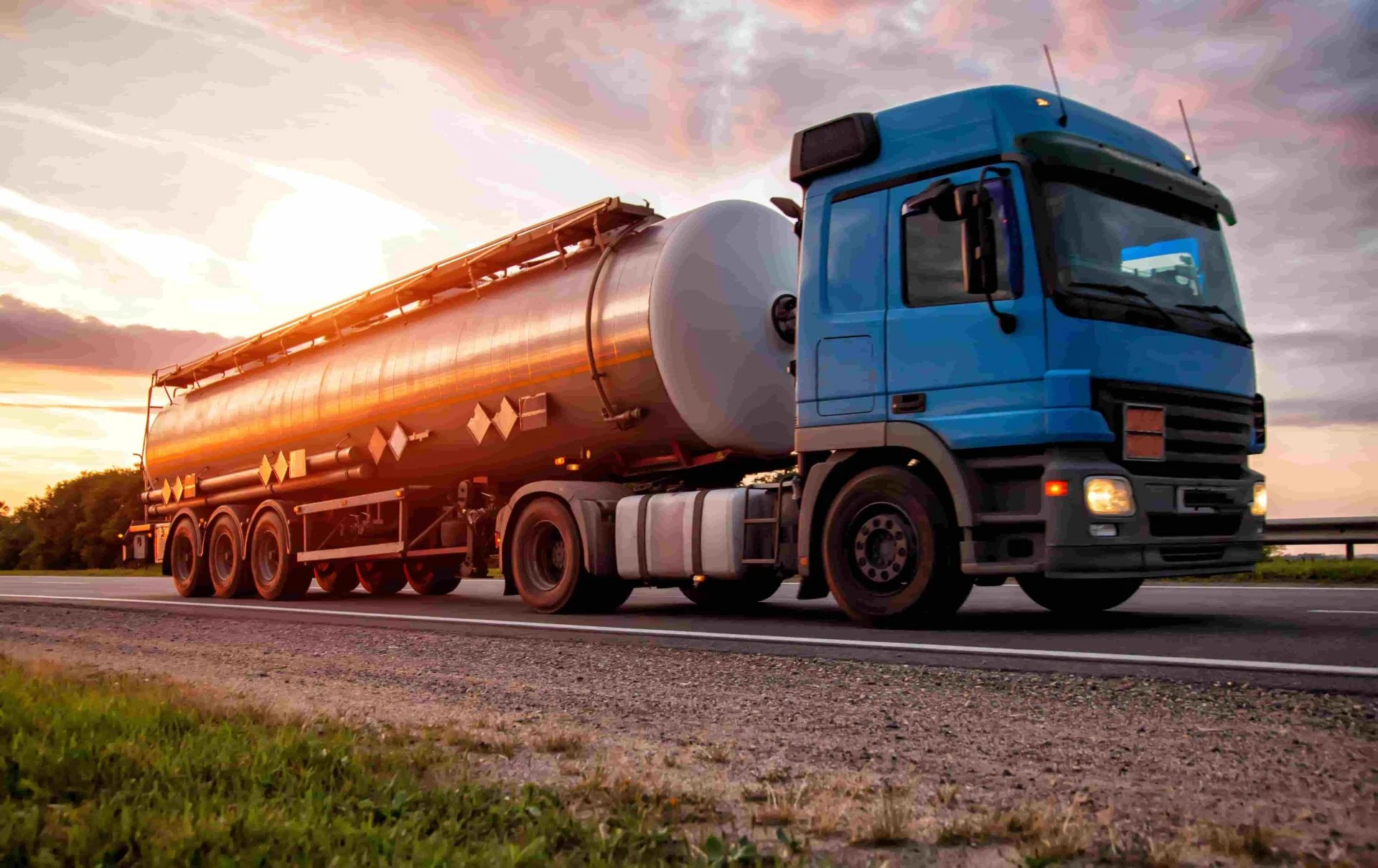 5 Ways Bulk DEF Delivery Cuts Costs for Trucking Fleets