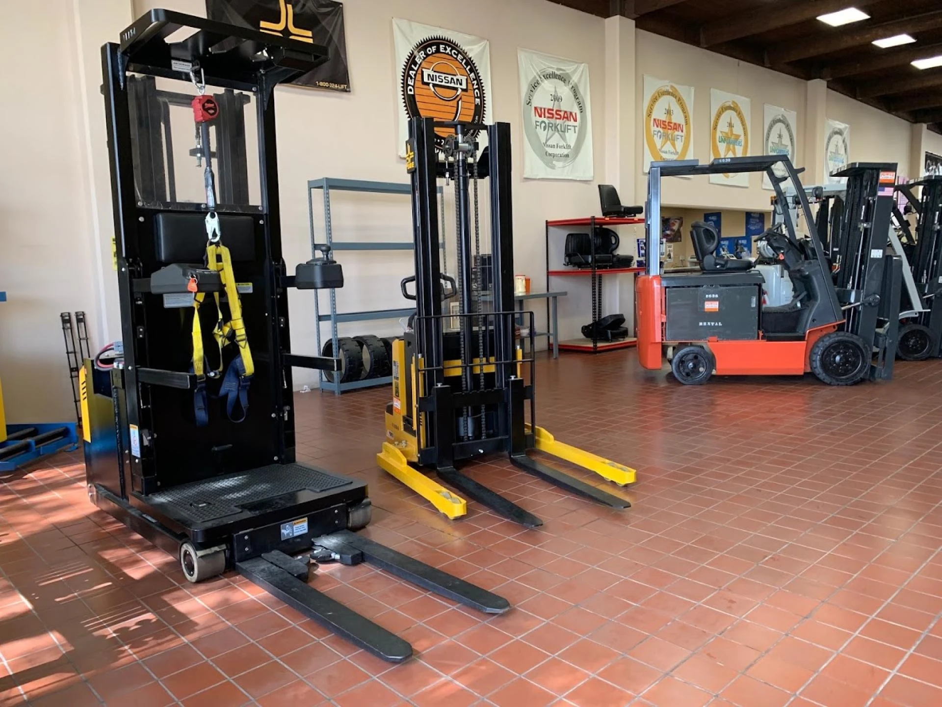 Should You Buy or Rent a Forklift in Bakersfield?