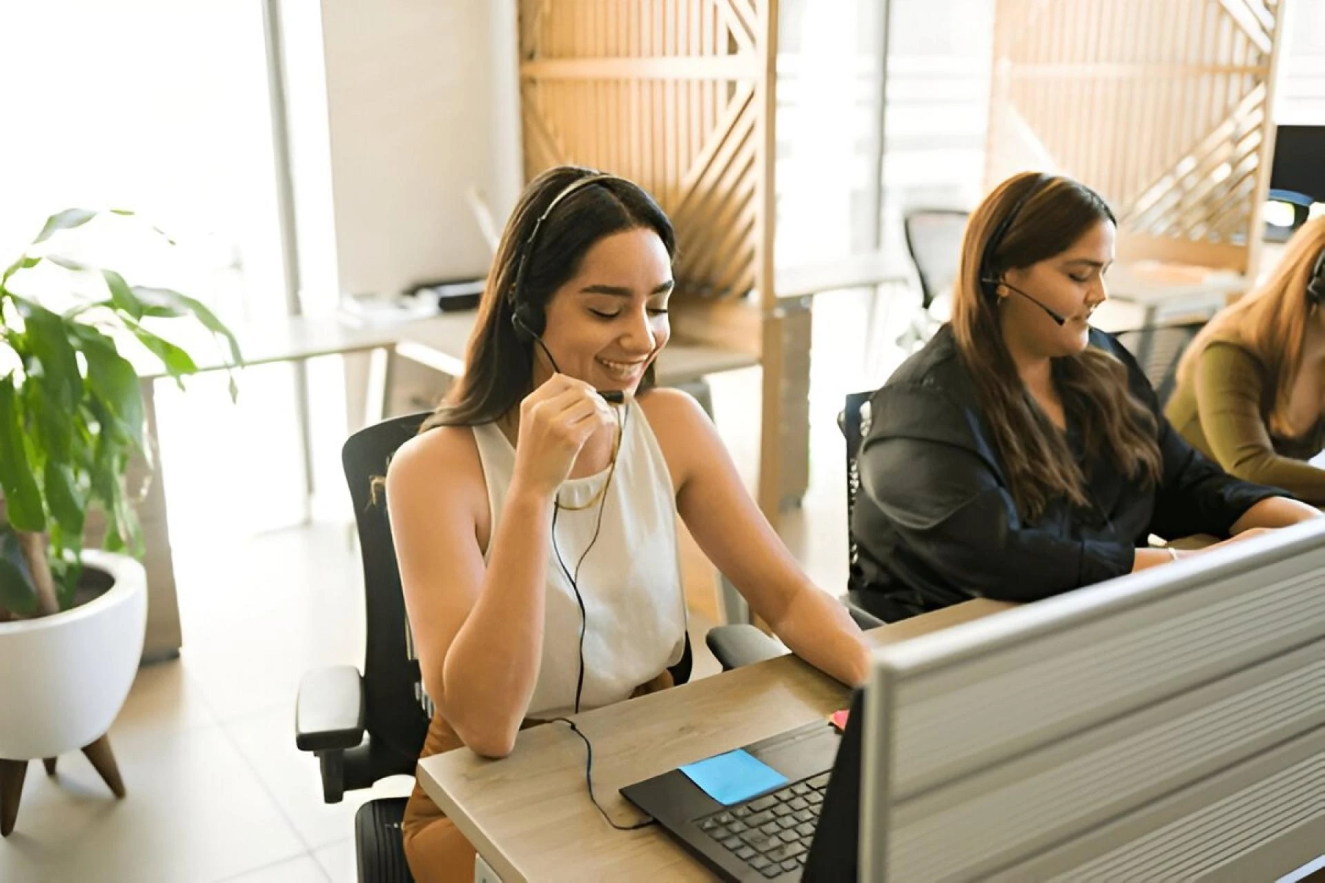 How Multilingual Call Centers Enhance CX Through Language Diversity and Technology