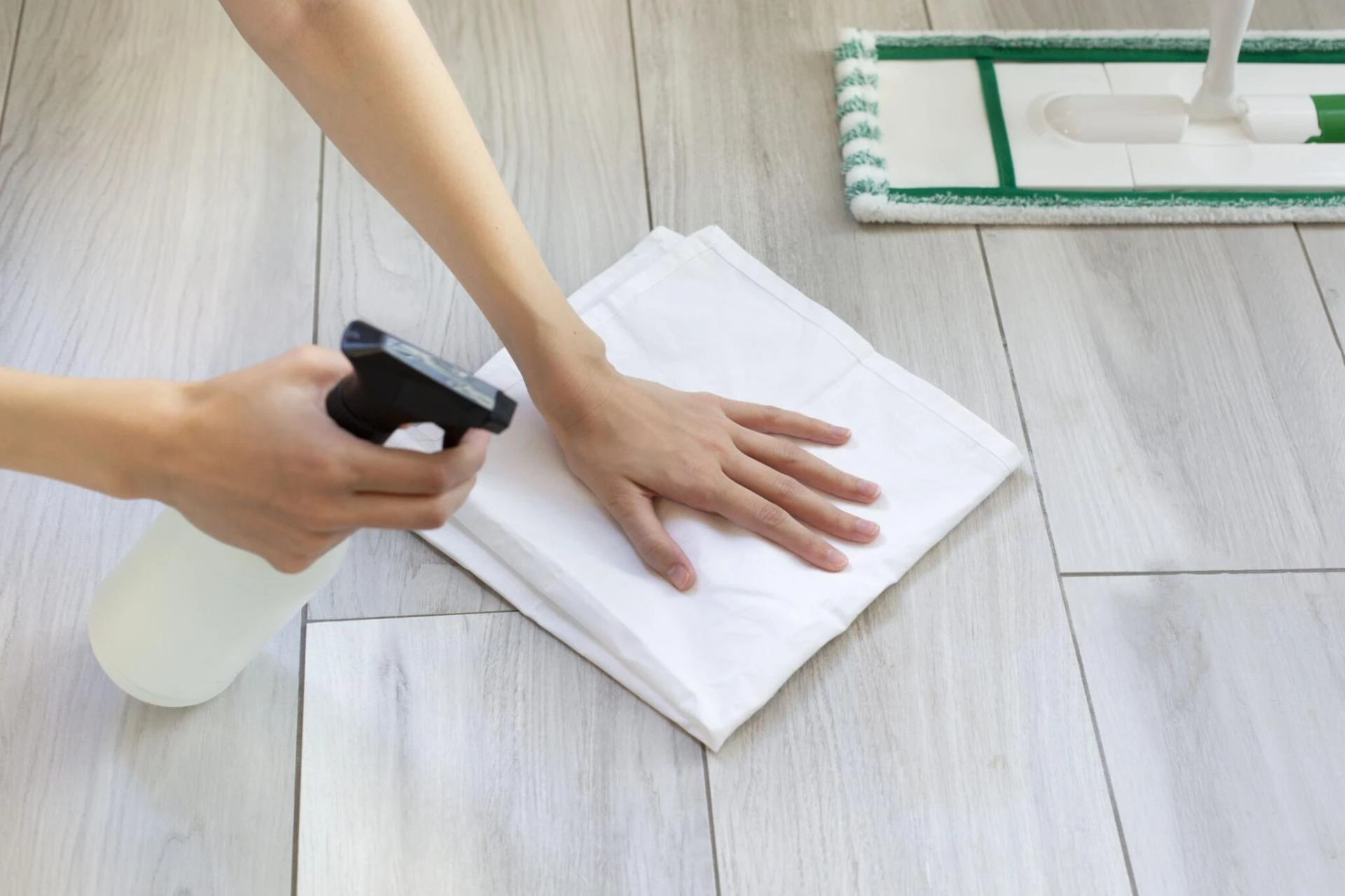 How Can Laminate Flooring Be Stained Black and What Are the Alternatives