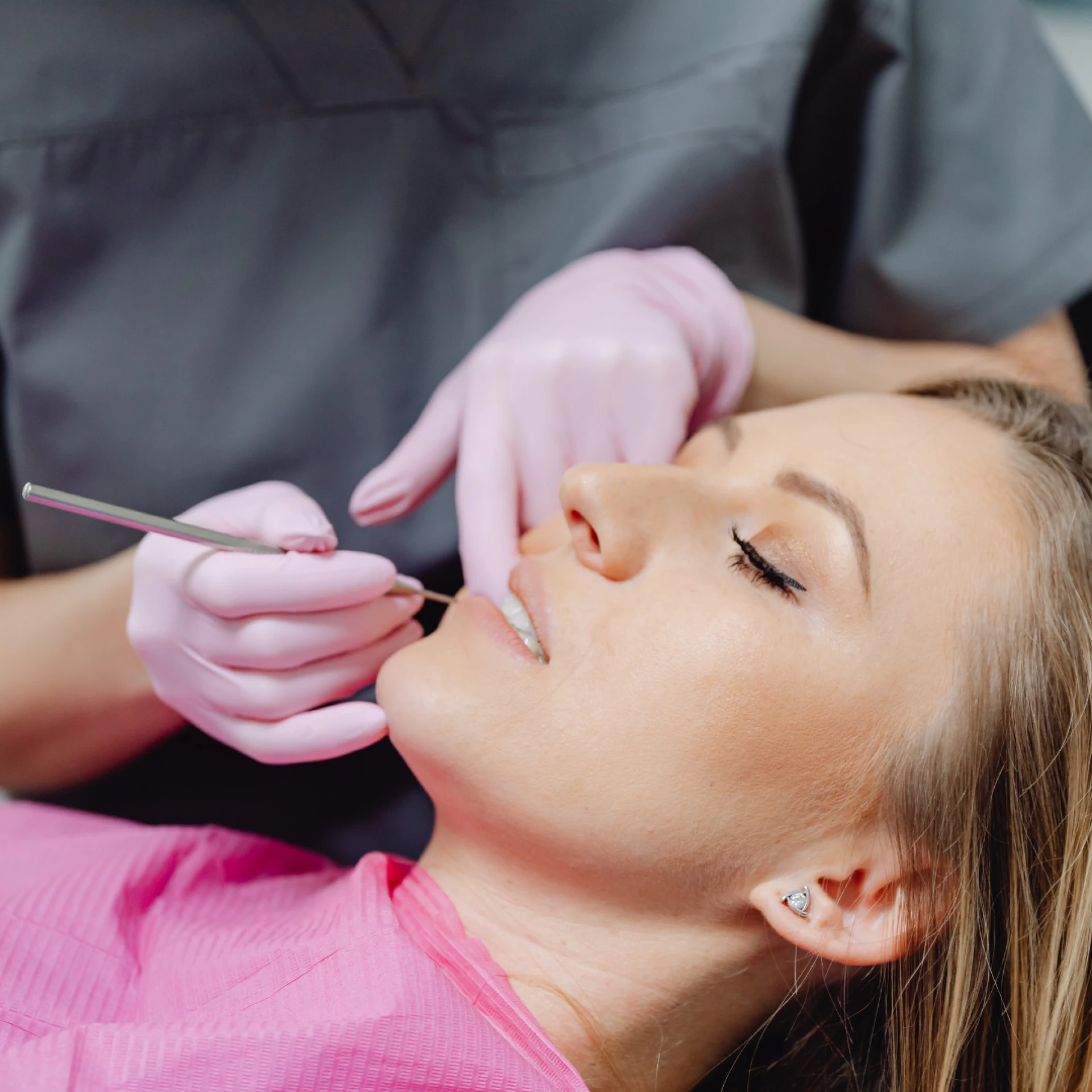 How to Manage Severe Tooth Pain Before Emergency Extraction