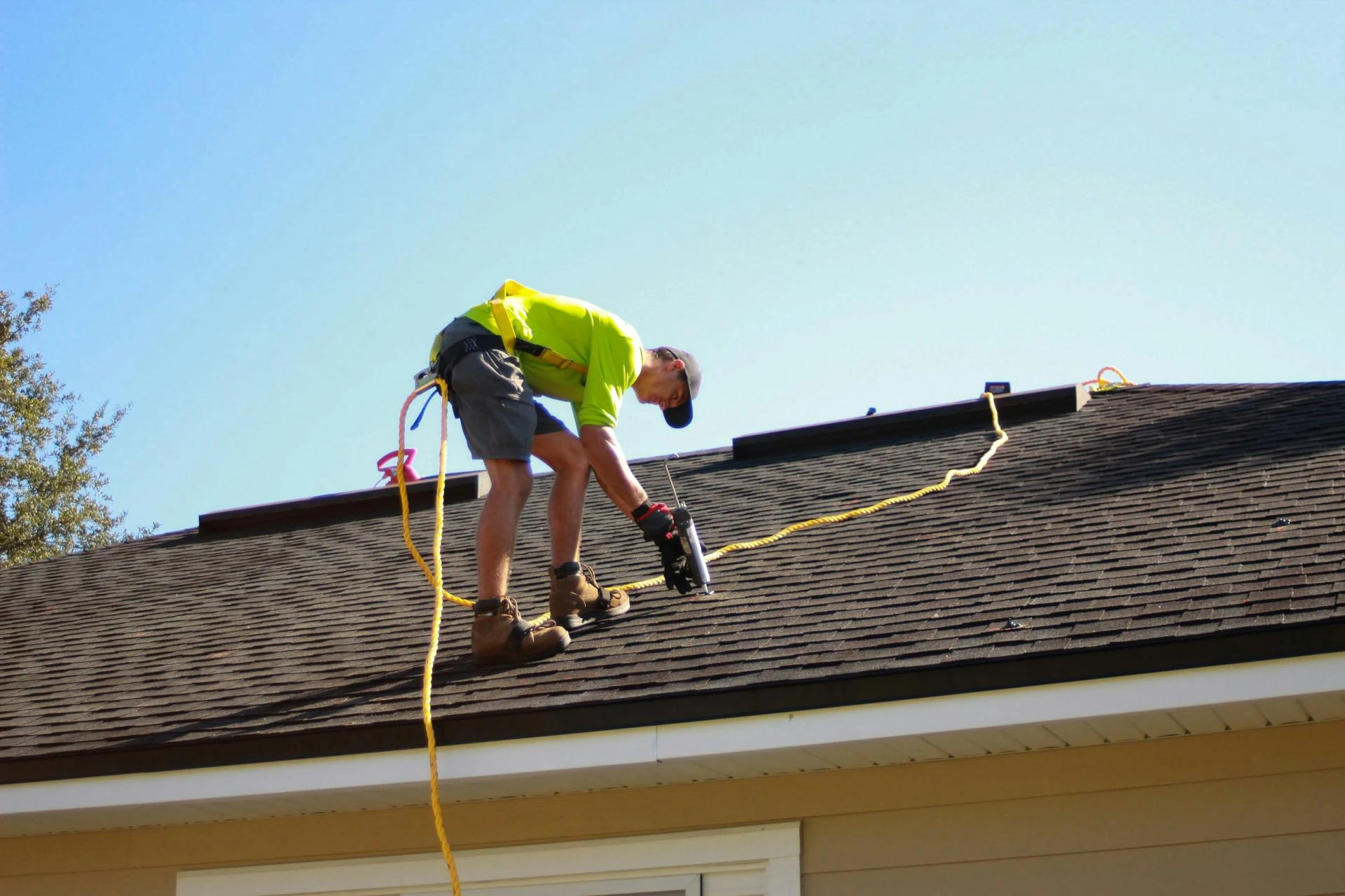 How to Compare Asphalt Shingles vs. Metal Roofing for Your Calgary Home